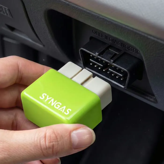 Lähikuva SynGas OBD2-polttoaineensäästäjästä ja sen kompaktista liittimestä